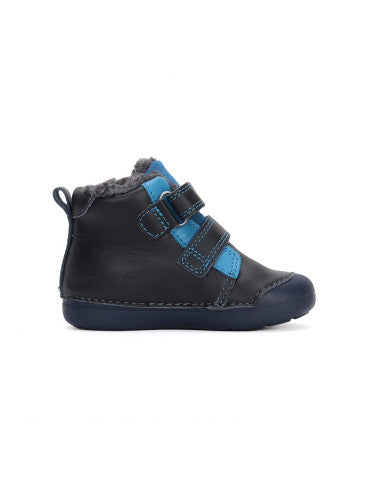 Jongen Blootsvoets Winterschoen
